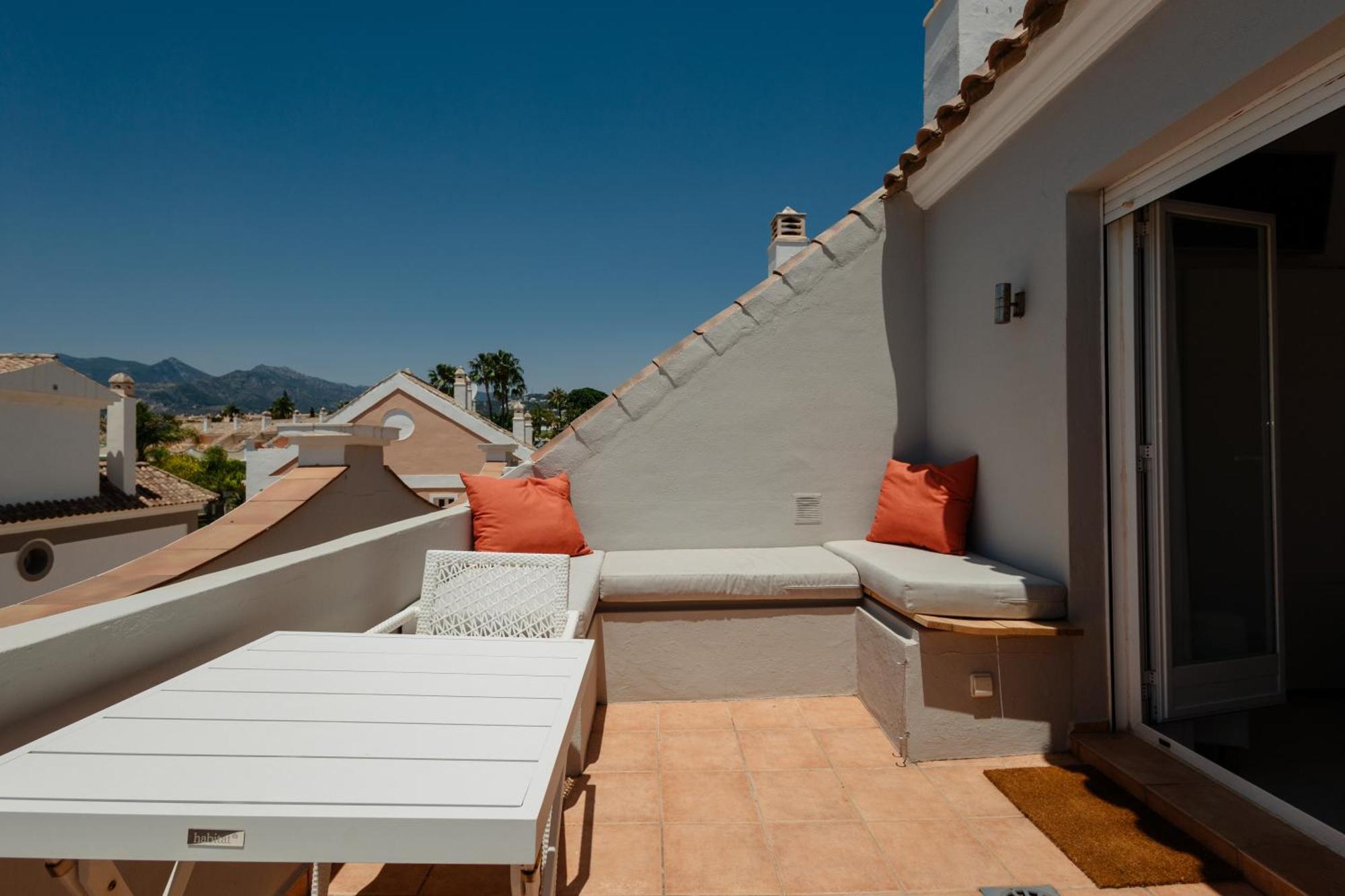 House With Sea And Mountain Views On The Beach, Bahia De Holiday home Marbella